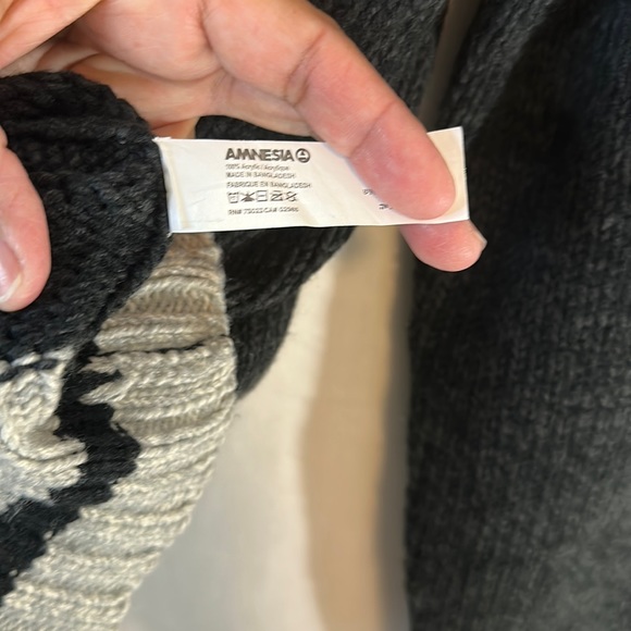 Amnesia Knit Sweater Size Medium in Black & Grey - Picture 4 of 4
